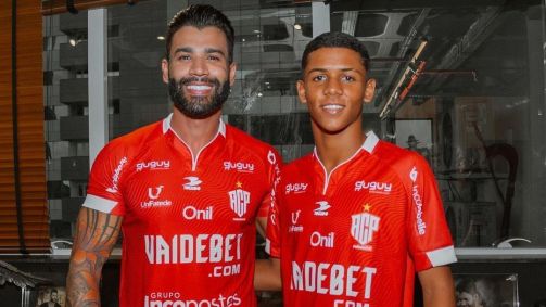 Gusttavo Lima posa para foto com a camisa do Paranavaí ao lado de reforço do clube