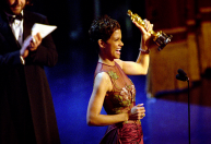 Halle Berry se diz irritada por ainda ser única atriz negra premiada com Oscar