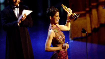 Halle Berry vencendo o Oscar em 2002