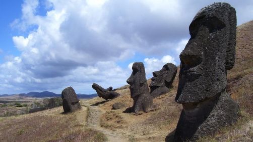 Colonizada por navegadores polinésios há 800 anos, Rapa Nui, hoje parte do Chile, possui centenas de monumentais cabeças de pedra que ecoam o passado