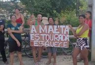 Fãs de Deolane levam cartazes para presídio em apoio a influencer