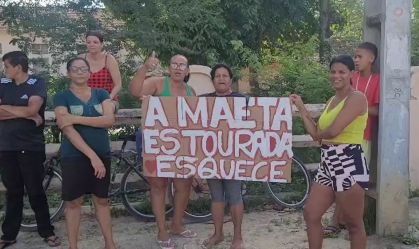 Fãs de Deolane levam cartazes para presídio em apoio a influencer