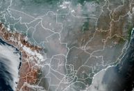 Brasil está coberto por “enorme nuvem de fumaça”, afirma Climatempo