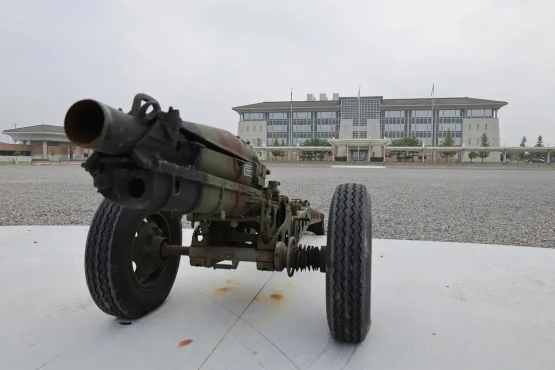 Um obus em frente ao Quartel-General do Comando da ONU em Camp Humphreys • Charlie Miller/CNN