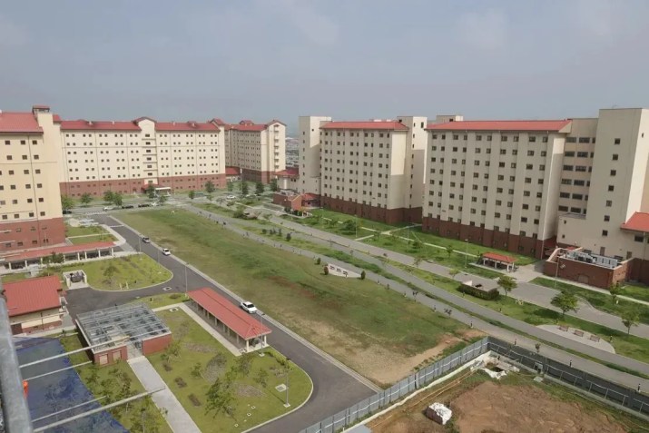 Quartel de alistados no Camp Humphreys • Charlie Miller/CNN