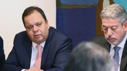 O deputado Elmar Nascimento (União-BA) e o presidente da Câmara, Arthur Lira (PP-AL)