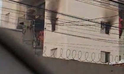 Incêndio atinge apartamento no bairro da Liberdade (SP)