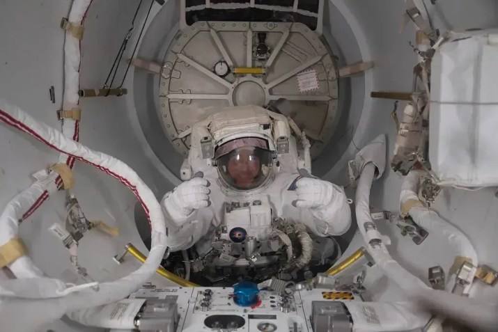 Câmara de descompressão Quest da ISS • NASA/ISS