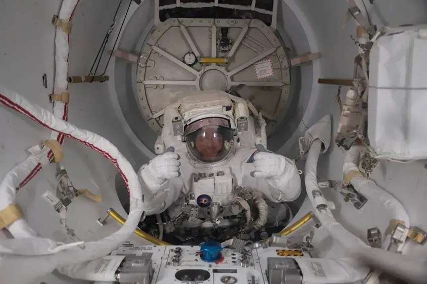 Câmara de descompressão Quest da ISS • NASA/ISS