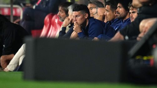 James Rodríguez no banco do Rayo Vallecano, de onde não saiu contra o Girona