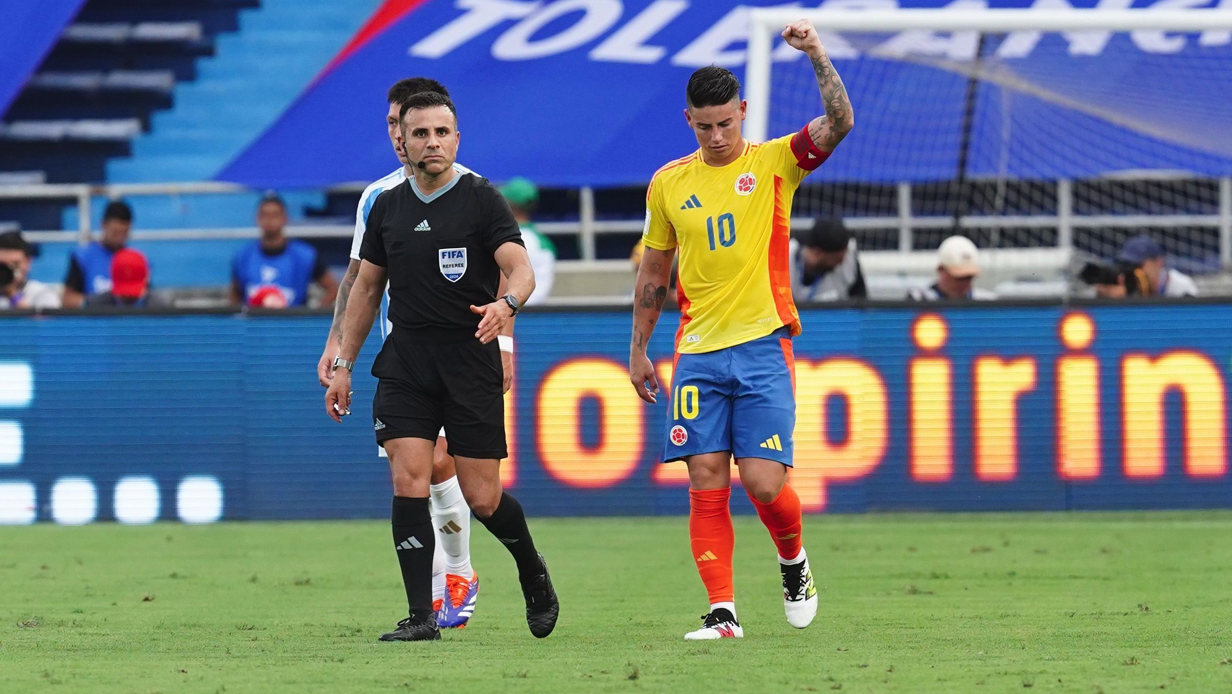James Rodríguez comemora o gol que deu a vitória para a Colômbia sobre a Argentina