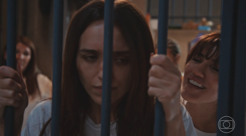 Jéssica (Rafa Kalimann) terminou sofrendo na cadeia. • Reprodução/Globoplay