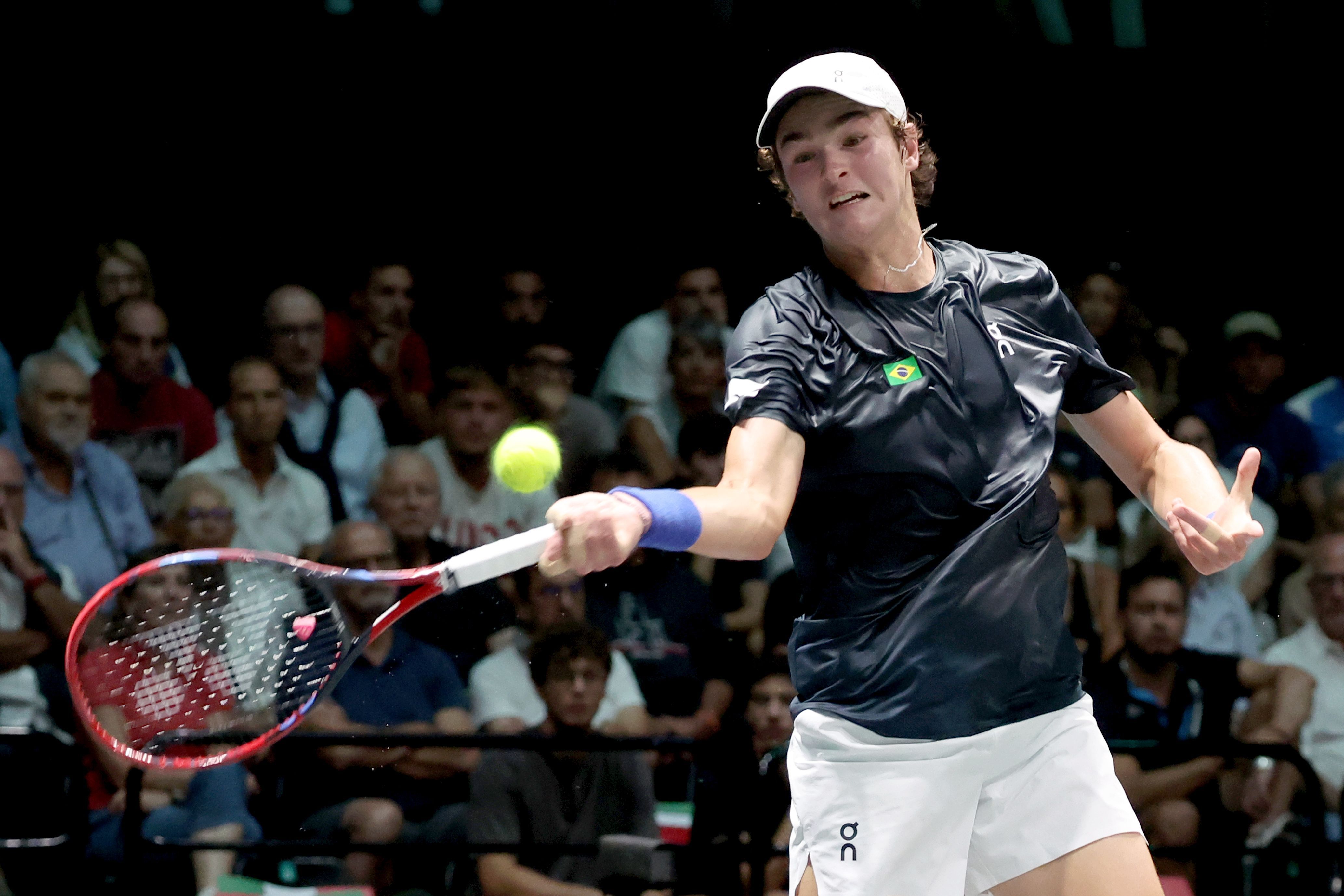 João Fonseca em ação na Copa Davis; brasileiro de 18 anos fez sua estreia no torneio
