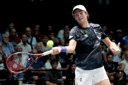 João Fonseca em ação na Copa Davis; brasileiro de 18 anos fez sua estreia no torneio