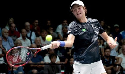 João Fonseca em ação na Copa Davis; brasileiro de 18 anos fez sua estreia no torneio