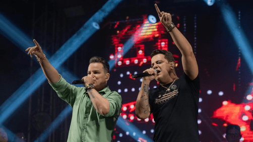 Em seus 25 anos de carreira, os cantores emplacaram sucessos do sertanejo universitário como “Lê Lê Lê”, “Moda Derramada”, “Saudade do Caramba”, “Rapariga Não”, entre outros