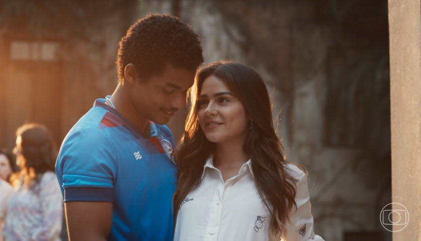 João Pedro (Juan Paiva) e Sandra (Giullia Buscacio) tiveram um final feliz • Reprodução/Globoplay