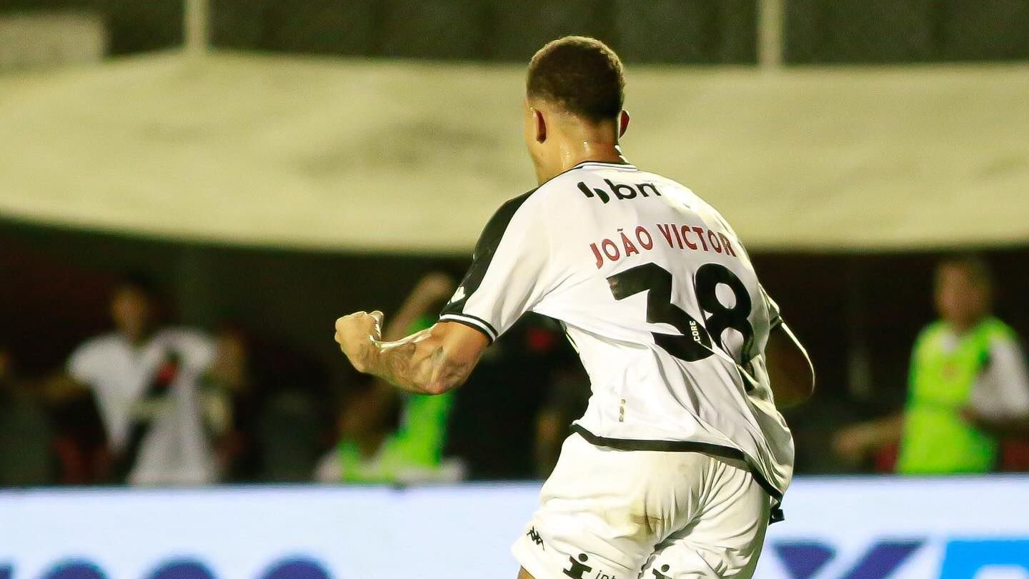 João Victor comemora gol sobre o Vitória pelo Brasileirão