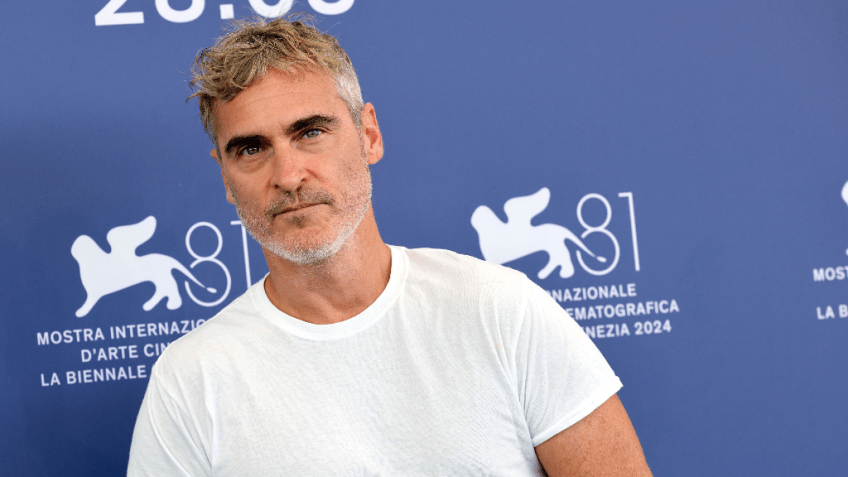 Joaquin Phoenix no tapete vermelho do Festival de Veneza 2024 para a divulgação do filme "Coringa: Delírio a Dois" • Elisabetta A. Villa/Getty Images