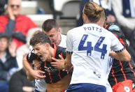 Atacante inglês morde adversário em partida na Inglaterra; veja