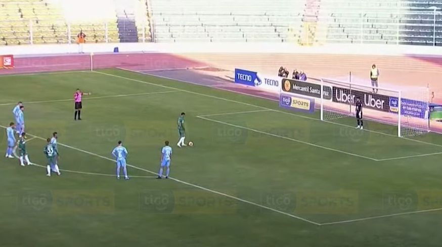 Álvarez cobrou fraco e no meio do gol