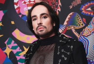 Quem é Johnny Hooker, cantor de faixa da trilha sonora de "Mania de Você"
