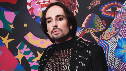 Johnny Hooker é natural de Recife, capital de Pernambuco, e se consagrou na música com os hits “Volta”, “Amor Marginal”, “Flutua” e uma versão da canção “Beija-Flor”