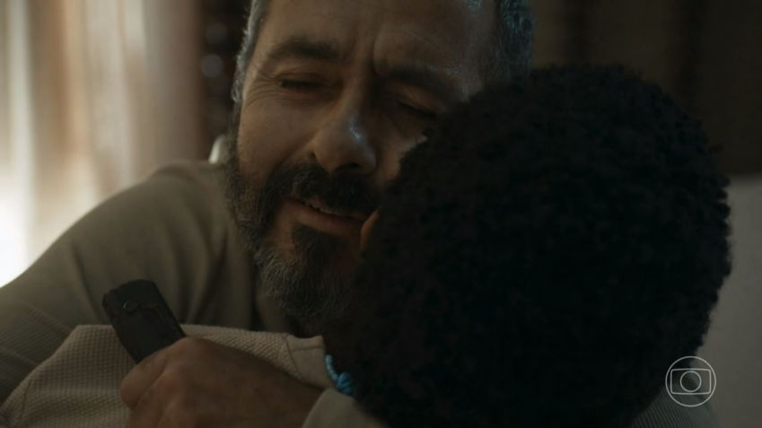 José Inocêncio (Marcos Palmeira) se reconciliou com João Pedro (Juan Paiva) antes de morrer. • Reprodução/Globoplay