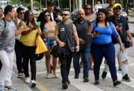 Antes do Rock in Rio, Junior Lima desembarca em aeroporto e é cercado por fãs