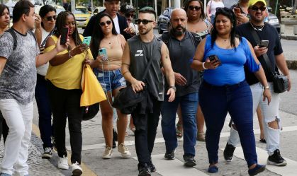 Antes do Rock in Rio, Junior Lima desembarca em aeroporto e é cercado por fãs