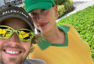 Hailey Bieber mostra filho com Justin usando blusa do Brasil; veja