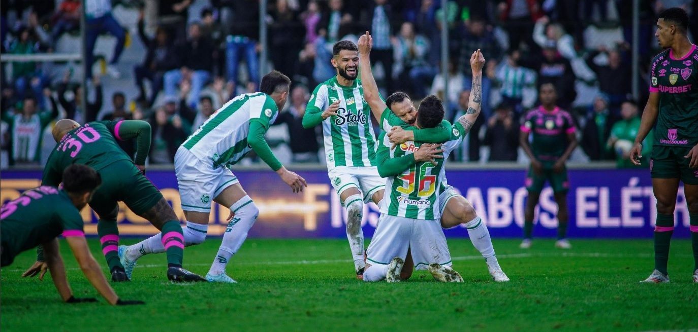 Jogadores do Juventude comemoram a virada sobre o Fluminense
