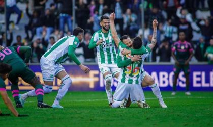 Jogadores do Juventude comemoram a virada sobre o Fluminense