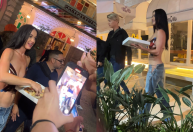 Katy Perry distribui pizza para fãs na porta de hotel no Rio