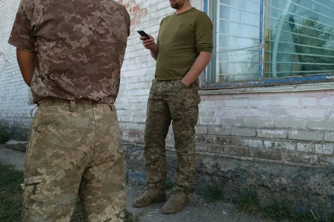 Um grupo de soldados ucranianos descansa em uma vila perto da fronteira russa após participar da operação da Ucrânia em Kursk • Ivana Kottasova/CNN