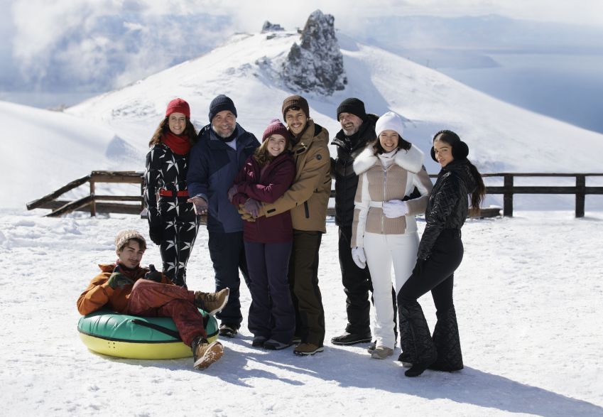 João Barreto, Karina Ramil, Leandro Hassum, Julia Svacinna, Simon Hempe, Gabriel Goity, Mariela Pizo e Abril Di Yorio em nova comédia familiar da Netflix • Guilherme Leporace/Netflix