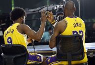 LeBron James e o filho Bronny se divertem em evento do Lakers; veja fotos