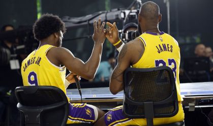 LeBron James e o filho Bronny se divertem em evento do Lakers; veja fotos