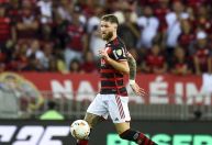Zagueiro do Flamengo dispara após queda para o Peñarol: "Jogaram por uma bola"