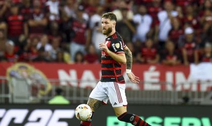 Léo Pereira em ação no confronto entre Flamengo e Peñarol
