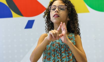 Entenda como Libras e Braille estão ganhando espaço nas escolas