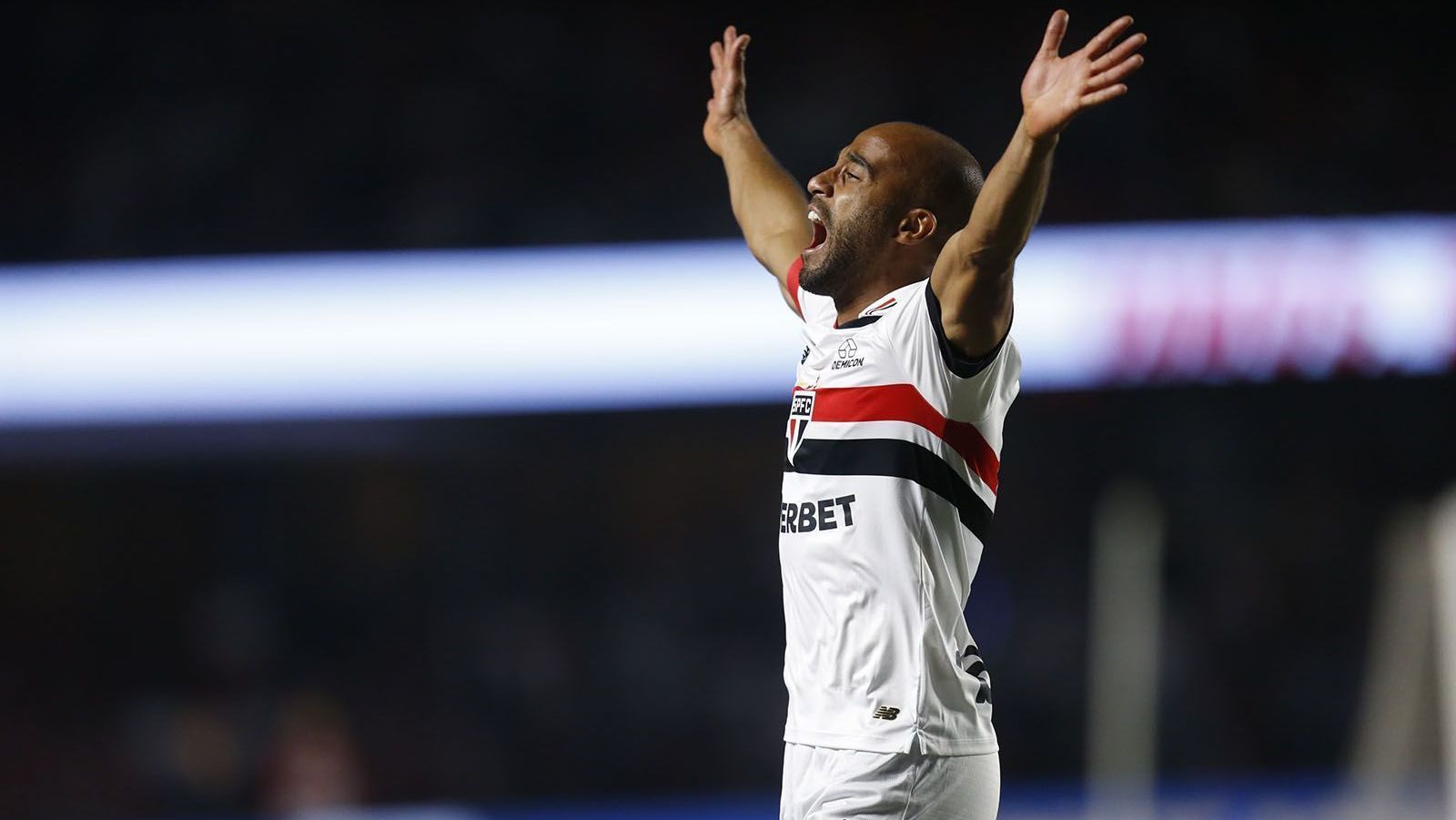 Lucas comemora gol no Brasileirão