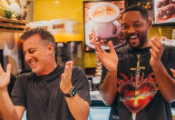 Luciano Huck canta parabéns para Will Smith em padaria no RJ: "Rolê aleatório"