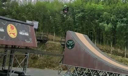 Brasileira de 11 anos supera marca de medalhista olímpica no skate