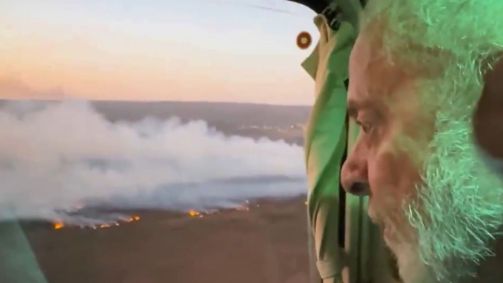 Presidente Luiz Inácio Lula da Silva (PT) sobrevoando o Parque Nacional de Brasília em chamas neste domingo (15)