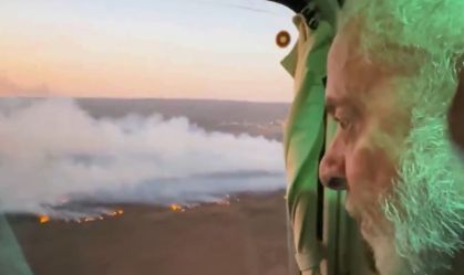 Presidente Luiz Inácio Lula da Silva (PT) sobrevoando o Parque Nacional de Brasília em chamas neste domingo (15)
