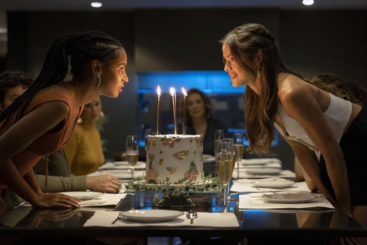 Viola (Gabz) e Luma (Agatha Moreira) se reencontram em "Mania de Você". • Globo/ Manoella Mello