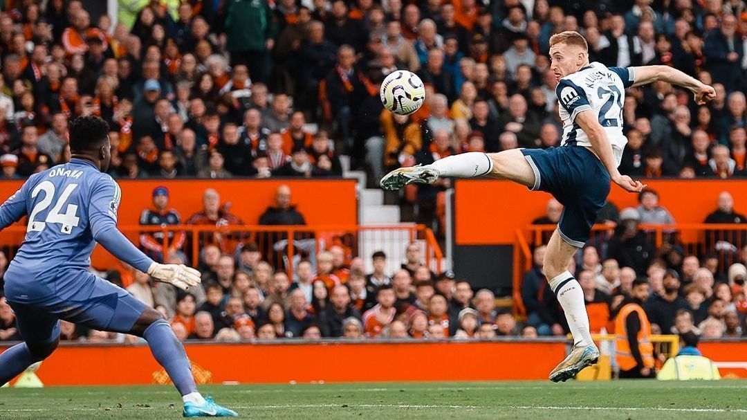 Kulusevski marcou o segundo gol do Tottenham na vitória sobre o Manchester United pela Premier League