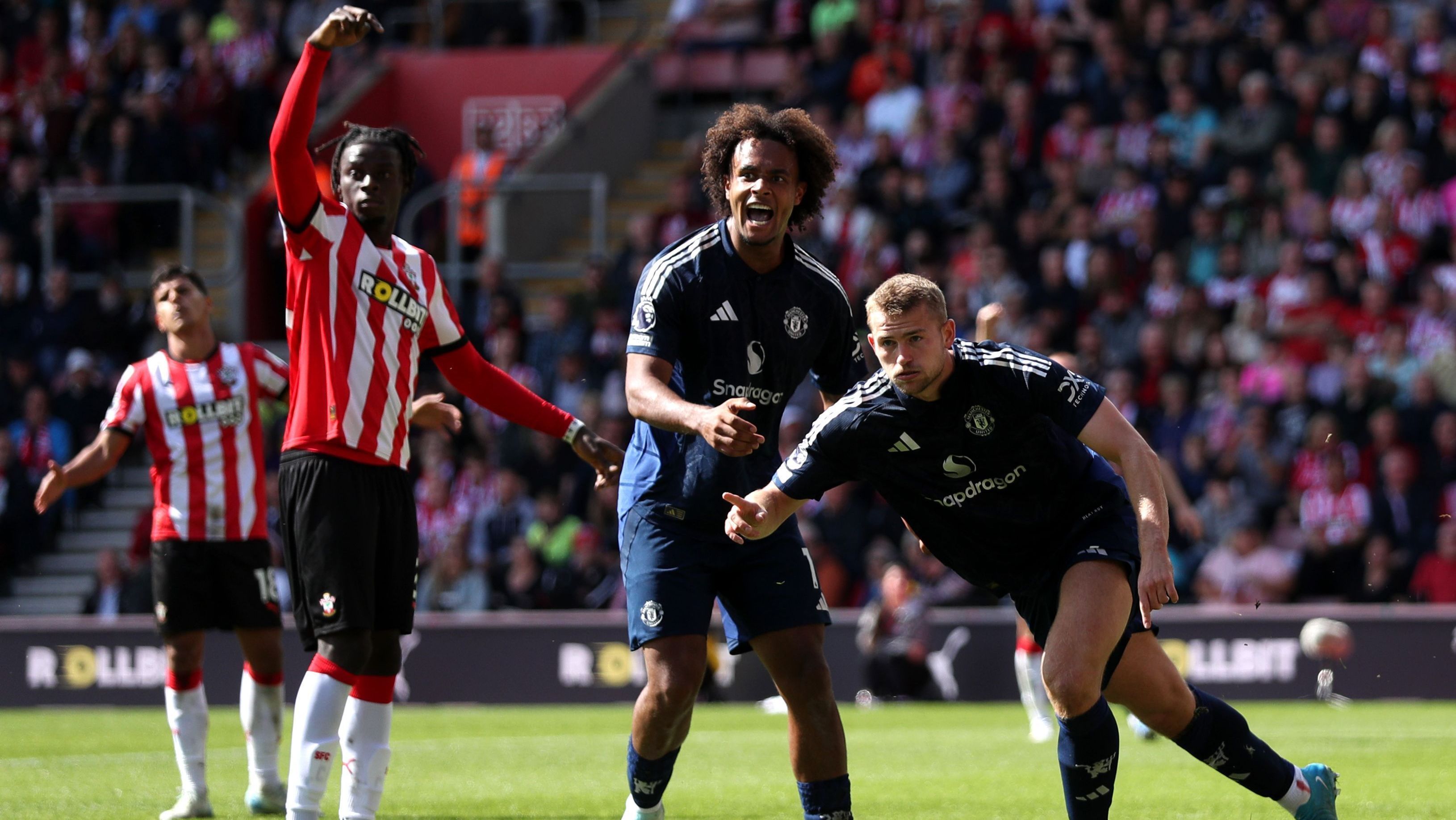 De Ligt comemora gol pelo Manchester United
