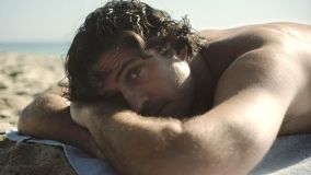 Marco Pigossi em cena de &quot;High Tide&quot;